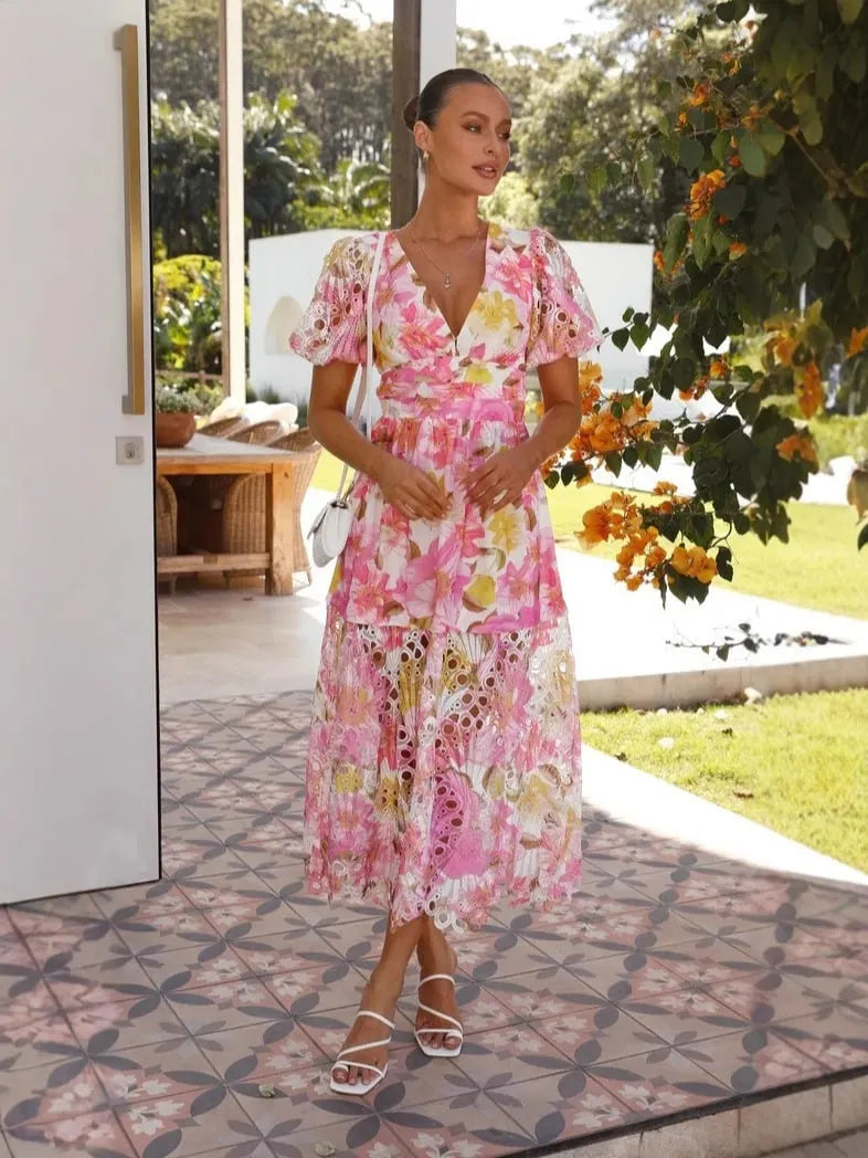V-Neck Damen Kleid with Vibrant Print & Lace Detailing