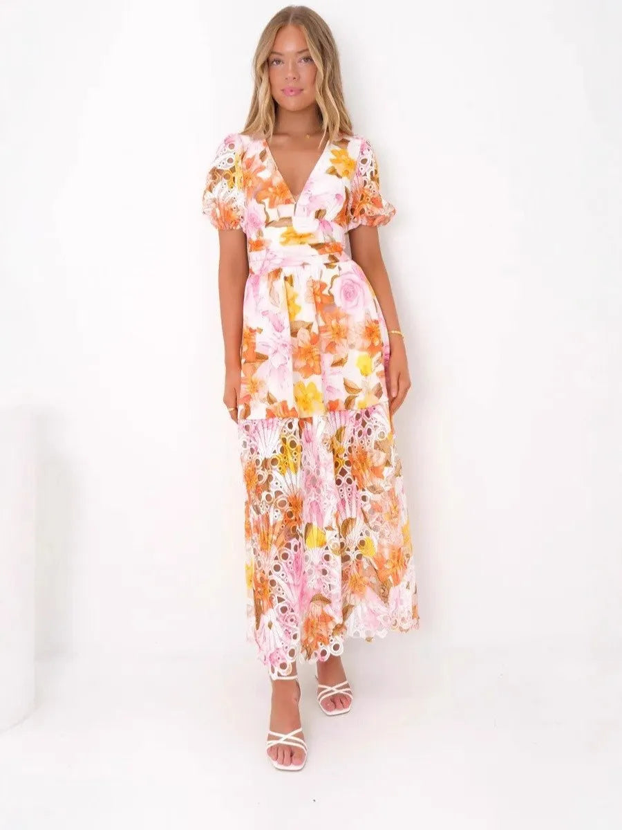 V-Neck Damen Kleid with Vibrant Print & Lace Detailing