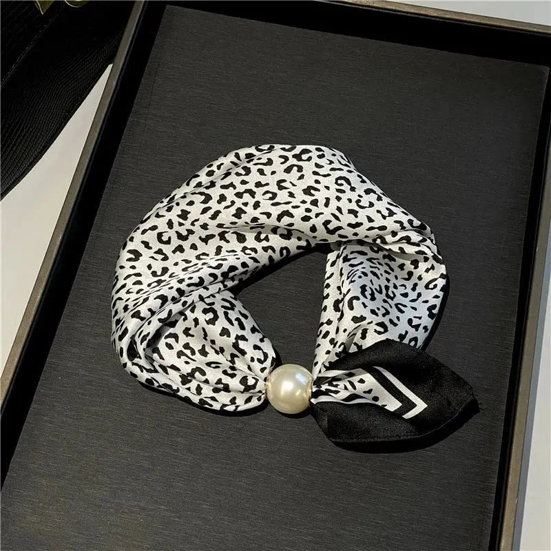 🔥 HOT SALE 🔥🧣 Effortless Glamour: Pop-On Pearl Necklace Scarf ✨