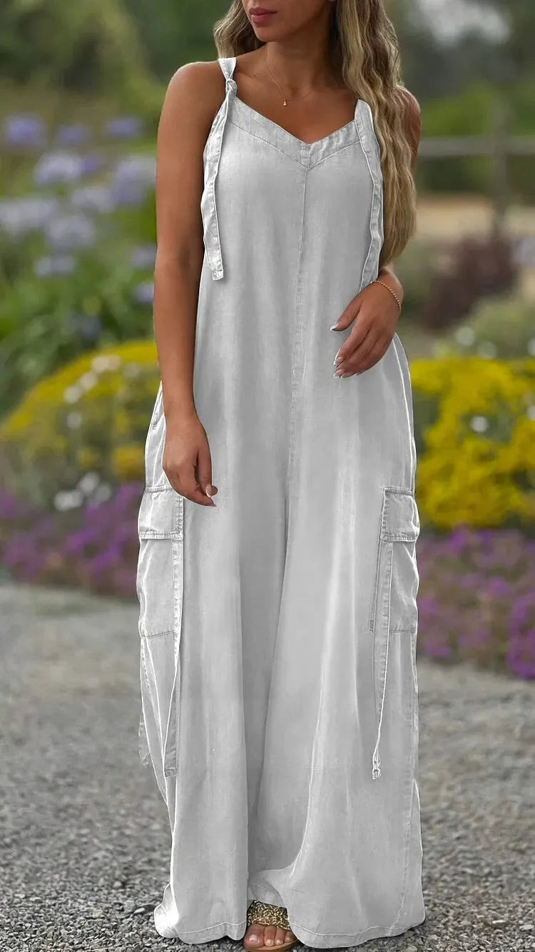 The new summer jumpsuit is loose, comfortable and casual
