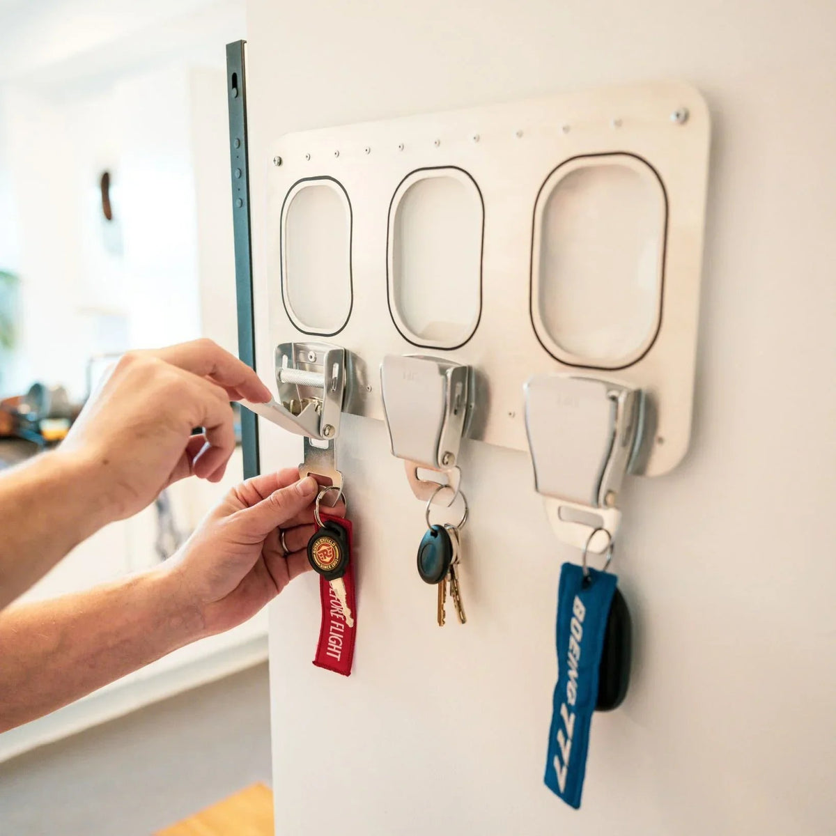 🔥HOT SALE🔥✈️ Aviation Style Key Holder – Buckle-Inspired Wall Mounted Key Organizer for Entryway & Home