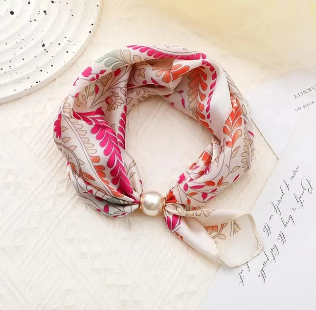 🔥 HOT SALE 🔥🧣 Effortless Glamour: Pop-On Pearl Necklace Scarf ✨