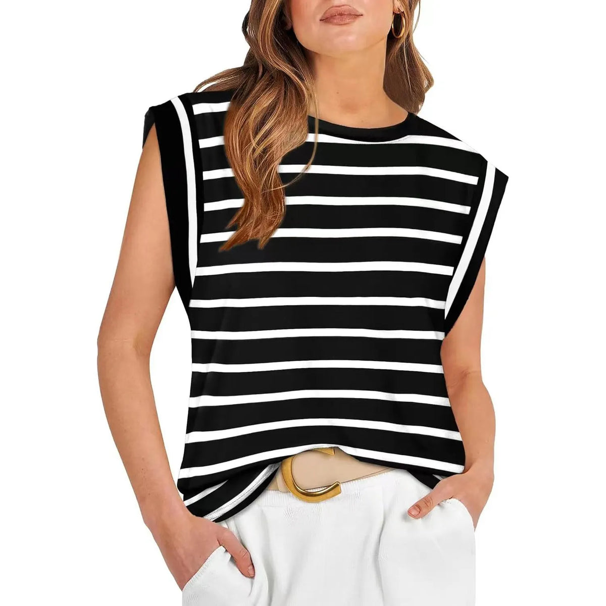 Solid colour top with round neck and wing sleeves