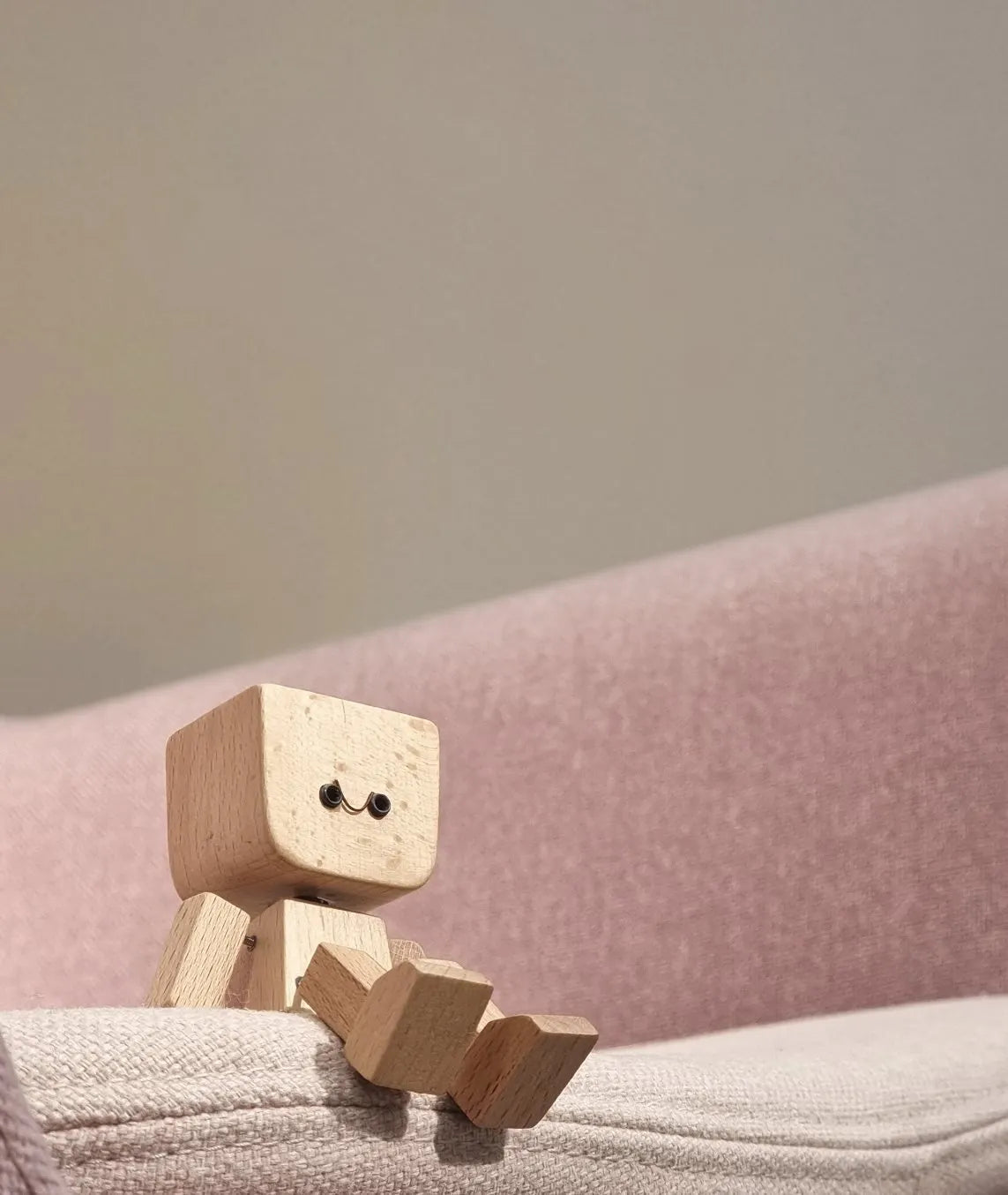 Charming Little Wooden Figure That Sways with 12PCS Magnetic Expressions