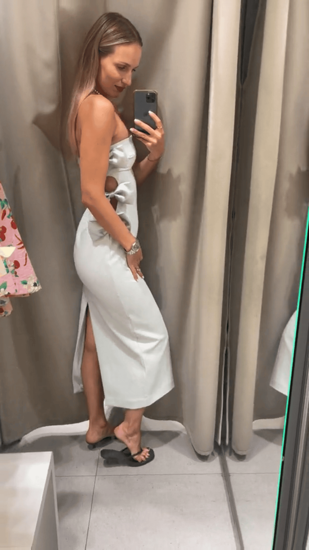 Strapless bow-decorated fitted dress