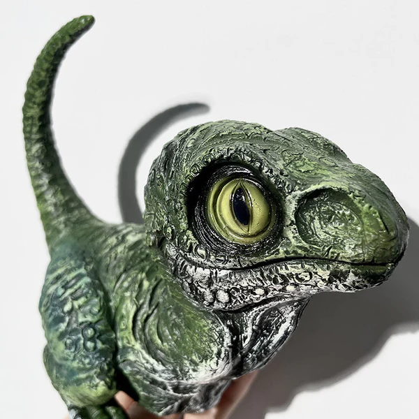 NEW BORN VELOCIRAPTOR - JURASSIC PARK/WORLD