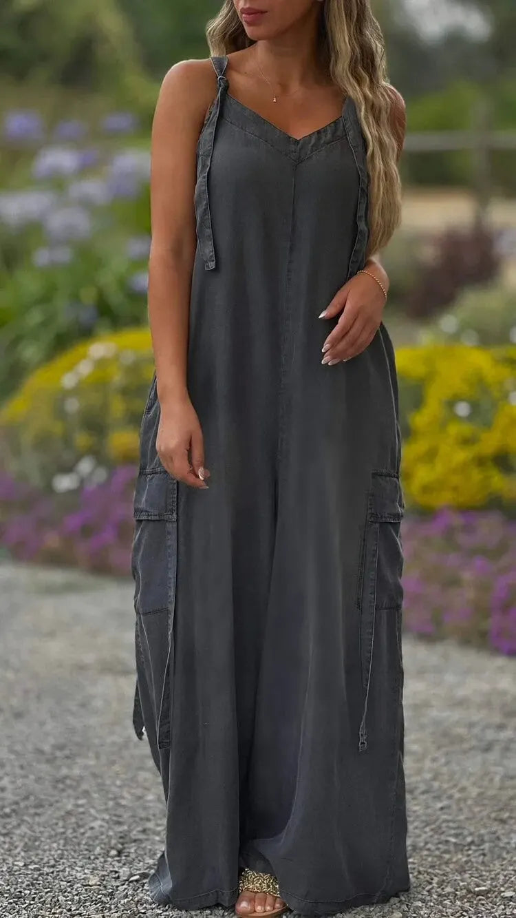 The new summer jumpsuit is loose, comfortable and casual