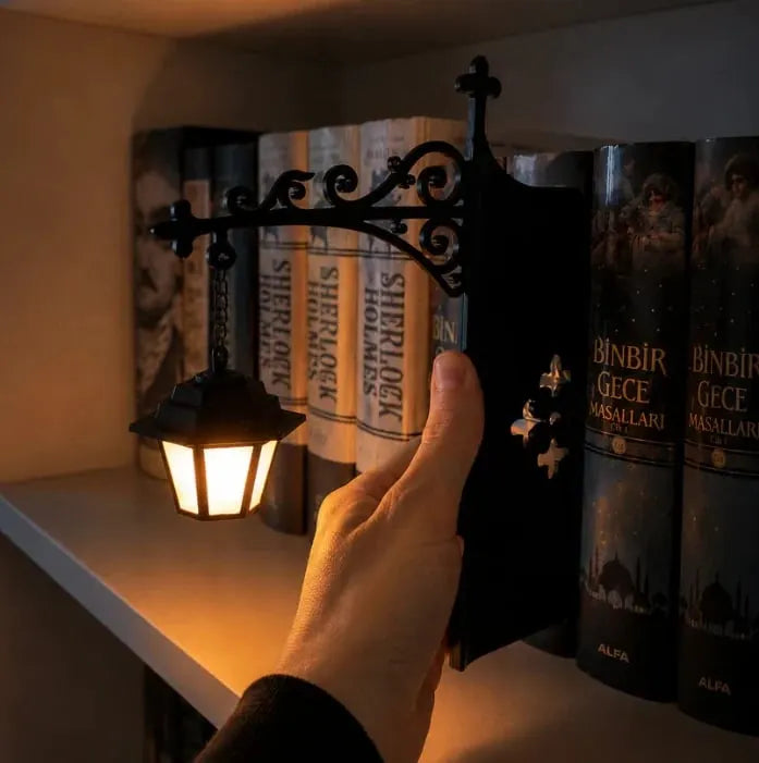 🔥HOT SALE🔥49% OFF📚Library Mini Bookshelf Lantern Lamp | Vintage Hanging LED Light・Book Nook Decor・Clip-On Design