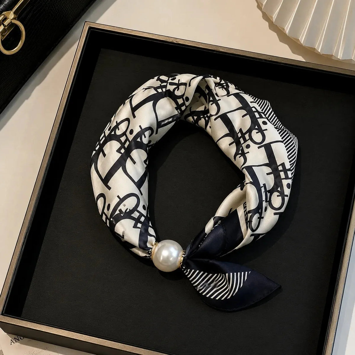 🔥 HOT SALE 🔥🧣 Effortless Glamour: Pop-On Pearl Necklace Scarf ✨