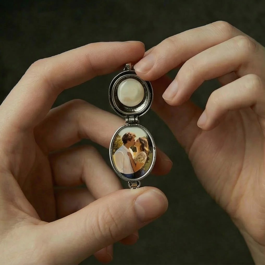 🖤👁️The Gaze · Keepsake Locket