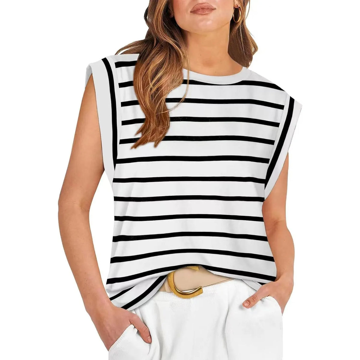 Solid colour top with round neck and wing sleeves