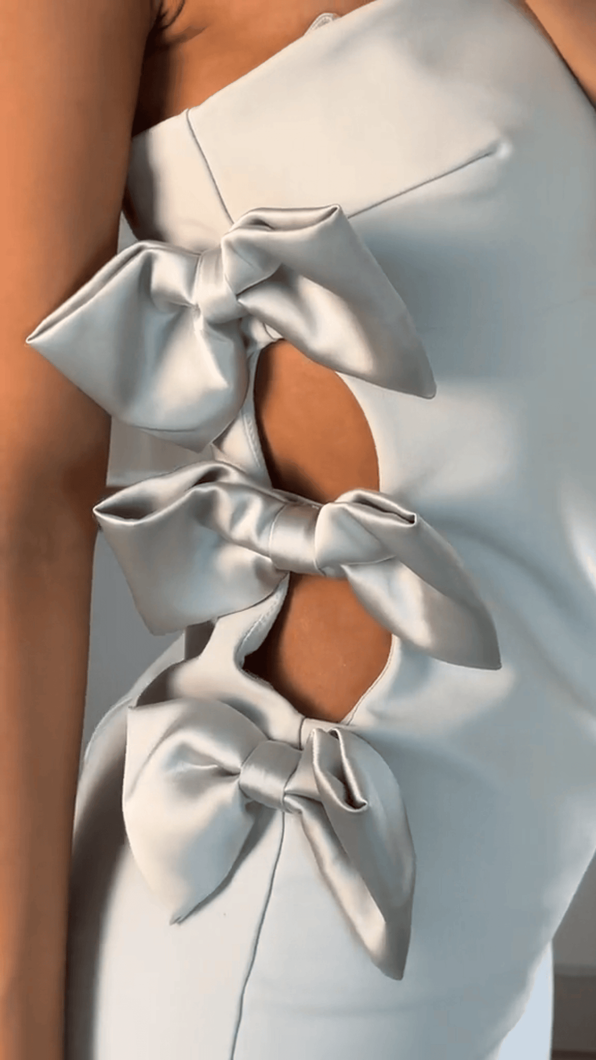 Strapless bow-decorated fitted dress