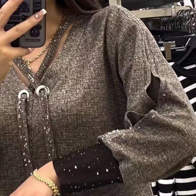 Women's long-sleeved dress, V-neck, tether.