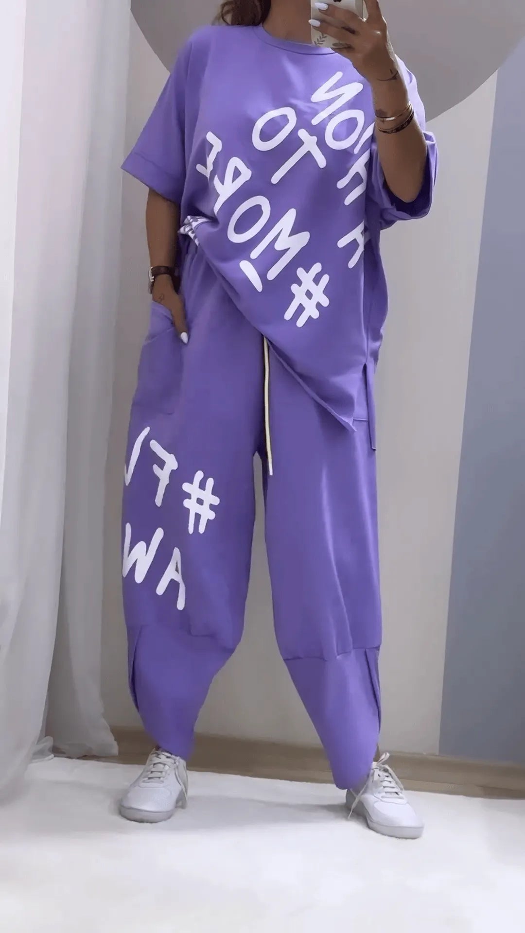 Casual two-piece suit with pattern and round neckline