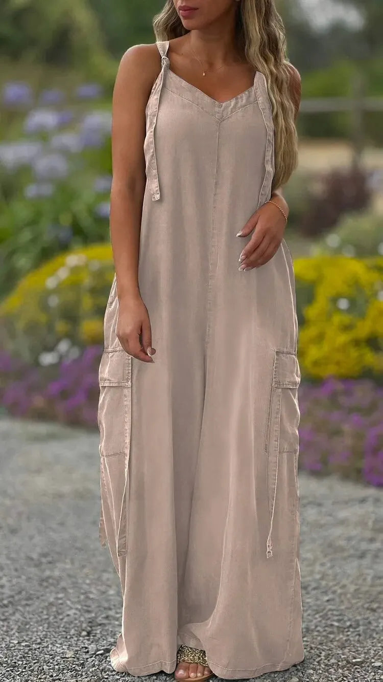 The new summer jumpsuit is loose, comfortable and casual