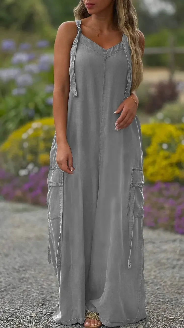 The new summer jumpsuit is loose, comfortable and casual