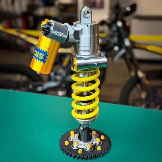 🎉🔥Inspired Suspension Shock Absorber Lamp - Adjustable LED Light for Gamers & Car Enthusiasts