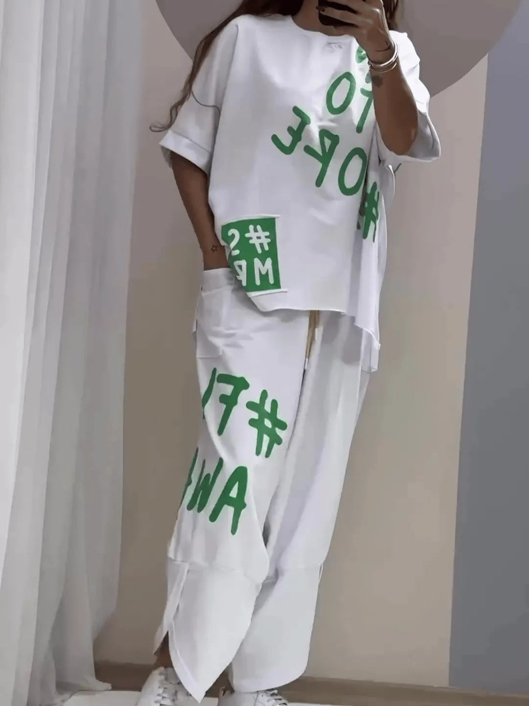 Casual two-piece suit with pattern and round neckline