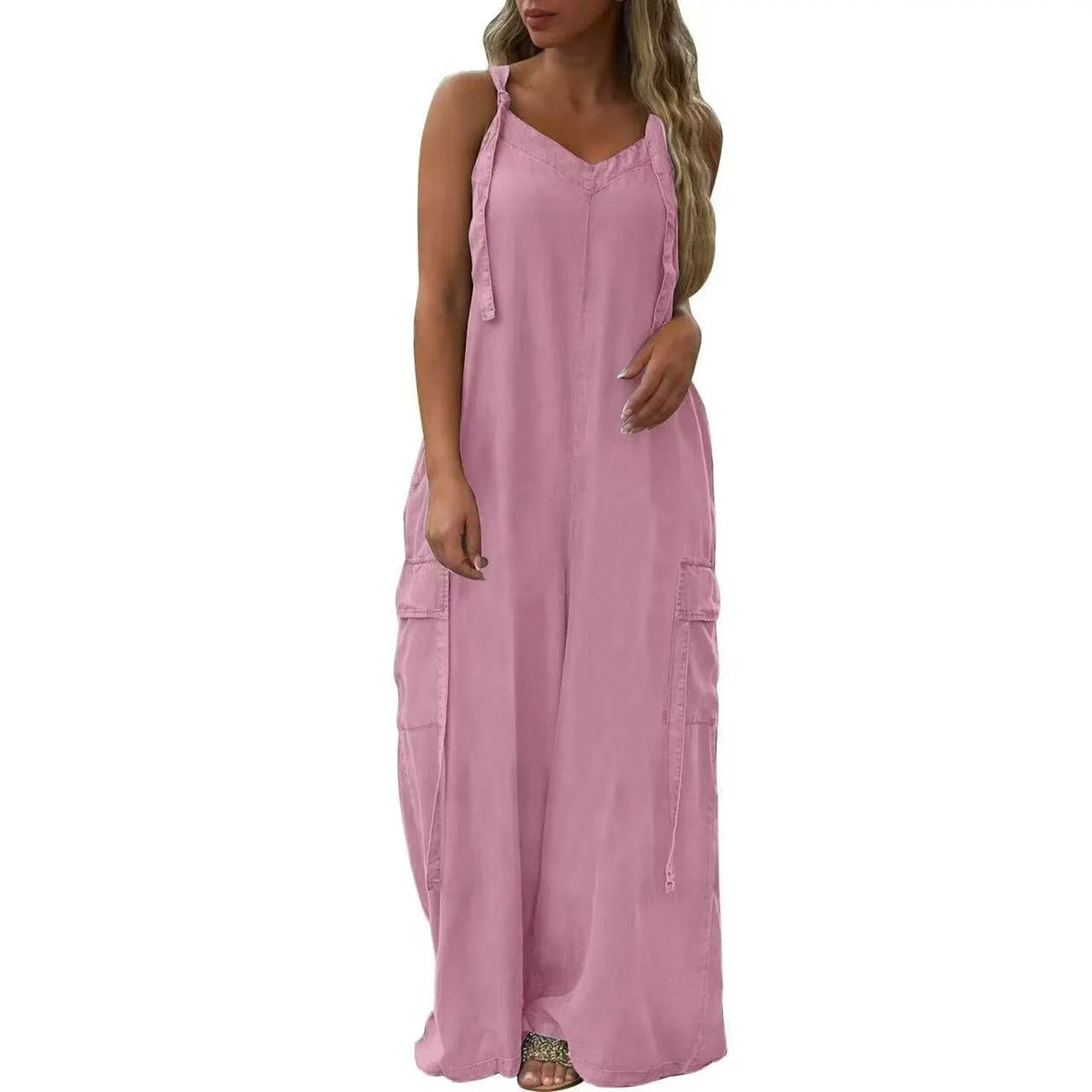 The new summer jumpsuit is loose, comfortable and casual