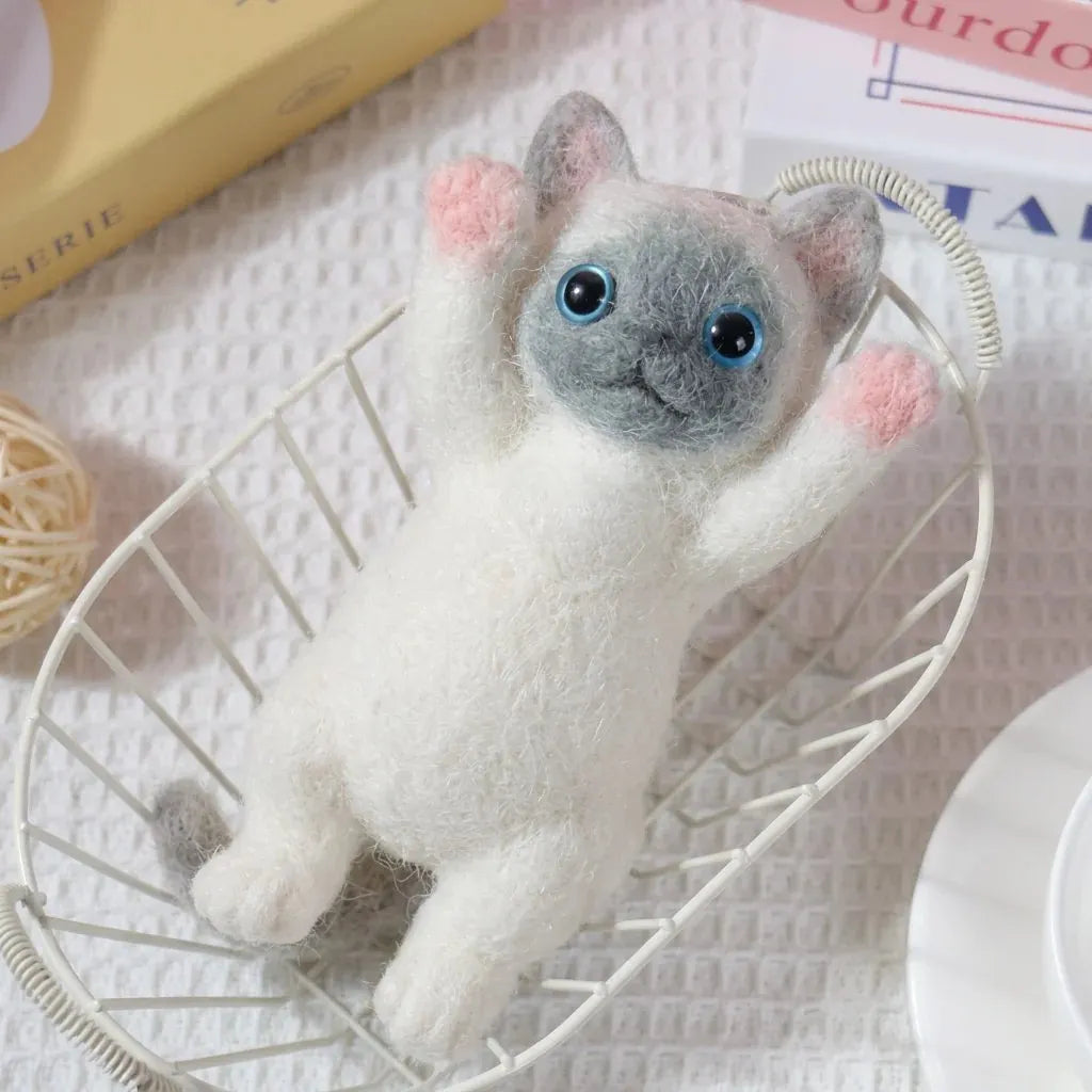 🎉🎨🐾Soft and Cuddly Cat – Stress-Relief Squeezable Toy
