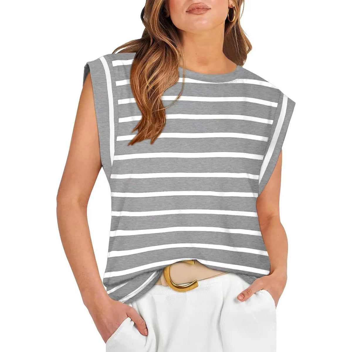Solid colour top with round neck and wing sleeves