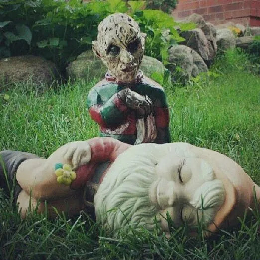HORROR MOVIE GARDEN GNOMES KILLER