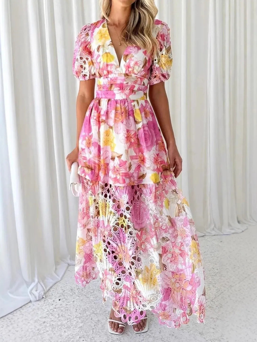 V-Neck Damen Kleid with Vibrant Print & Lace Detailing