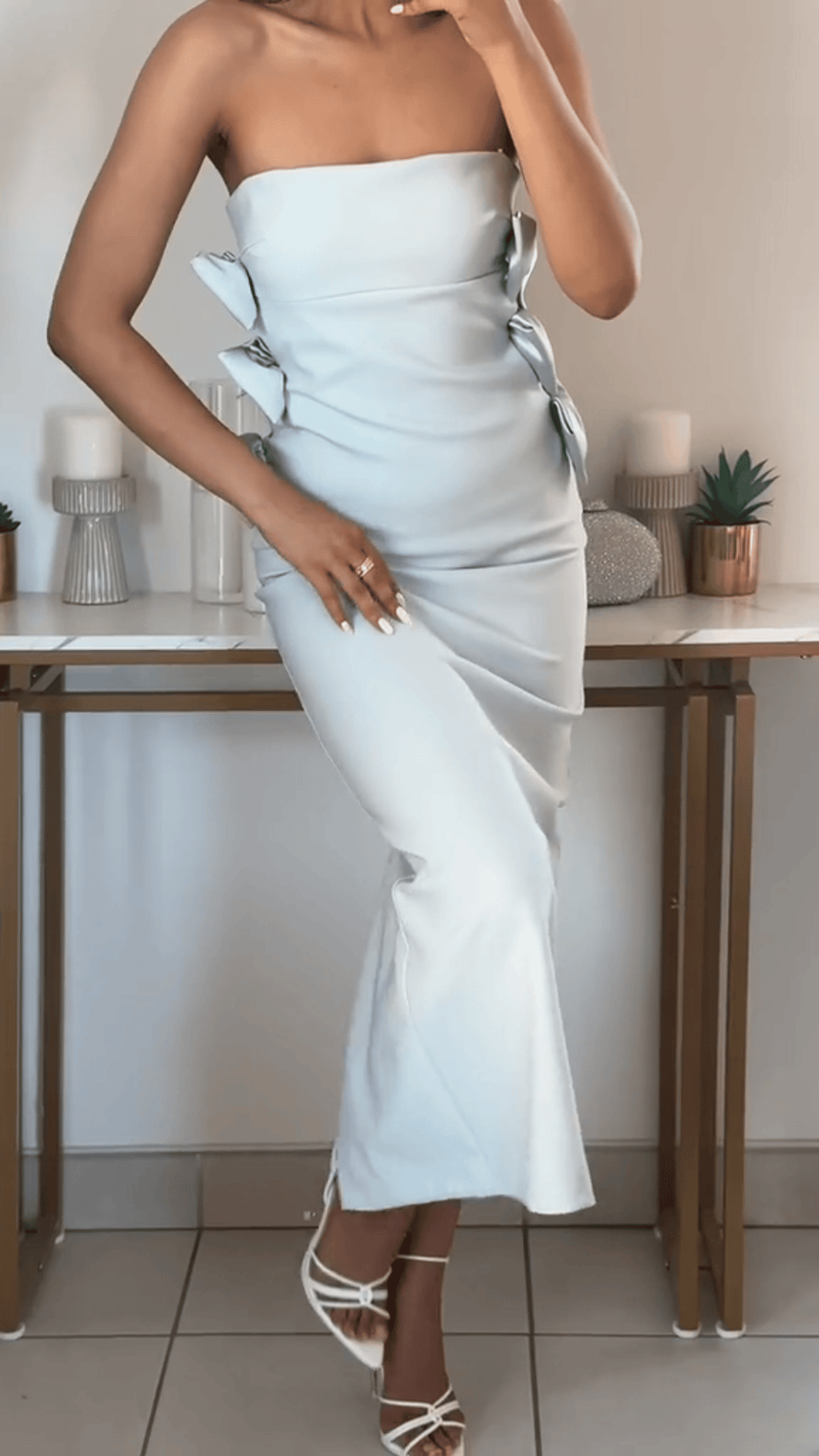 Strapless bow-decorated fitted dress